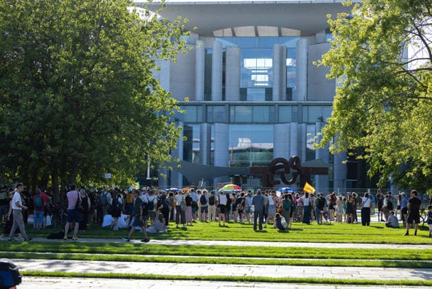 Fridays for Future Berlin - Hitzedemo. Deutschland, Berlin am 6. August 2026: Vor dem Kanzleramt protestieren Klimaaktivistinnen und Klimaaktivisten unter dem Motto Klimakrise eskaliert, Kanzler schweigt?!. Sie verlangen verstärkte Klimaschutzmaßnahmen, einen schnellen politischen Hitzeschutz sowie einen konsequenten Ausstieg aus fossilen Energien.