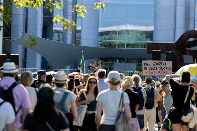 Fridays for Future Berlin - Hitzedemo. Deutschland, Berlin am 6. August 2026: Vor dem Kanzleramt protestieren Klimaaktivistinnen und Klimaaktivisten unter dem Motto Klimakrise eskaliert, Kanzler schweigt?!. Sie verlangen verstärkte Klimaschutzmaßnahmen, einen schnellen politischen Hitzeschutz sowie einen konsequenten Ausstieg aus fossilen Energien.