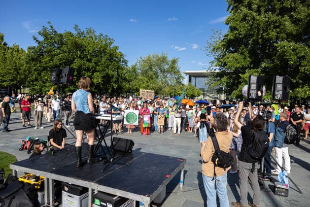 Fridays for Future Berlin - Hitzedemo. Deutschland, Berlin am 6. August 2026: Vor dem Kanzleramt protestieren Klimaaktivistinnen und Klimaaktivisten unter dem Motto Klimakrise eskaliert, Kanzler schweigt?!. Sie verlangen verstärkte Klimaschutzmaßnahmen, einen schnellen politischen Hitzeschutz sowie einen konsequenten Ausstieg aus fossilen Energien.