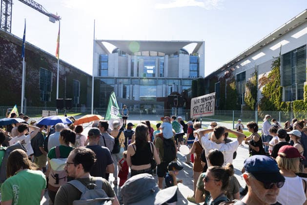Fridays for Future Berlin - Hitzedemo. Deutschland, Berlin am 6. August 2026: Vor dem Kanzleramt protestieren Klimaaktivistinnen und Klimaaktivisten unter dem Motto Klimakrise eskaliert, Kanzler schweigt?!. Sie verlangen verstärkte Klimaschutzmaßnahmen, einen schnellen politischen Hitzeschutz sowie einen konsequenten Ausstieg aus fossilen Energien.