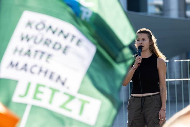 Fridays for Future Berlin - Hitzedemo. Deutschland, Berlin am 6. August 2026: Luisa Neubauer spricht auf der Bühne vor dem Kanzleramt zu den Demonstrationsteilnehmenden. Vor dem Kanzleramt protestieren Klimaaktivistinnen und Klimaaktivisten unter dem Motto Klimakrise eskaliert, Kanzler schweigt?!. Sie verlangen verstärkte Klimaschutzmaßnahmen, einen schnellen politischen Hitzeschutz sowie einen konsequenten Ausstieg aus fossilen Energien.