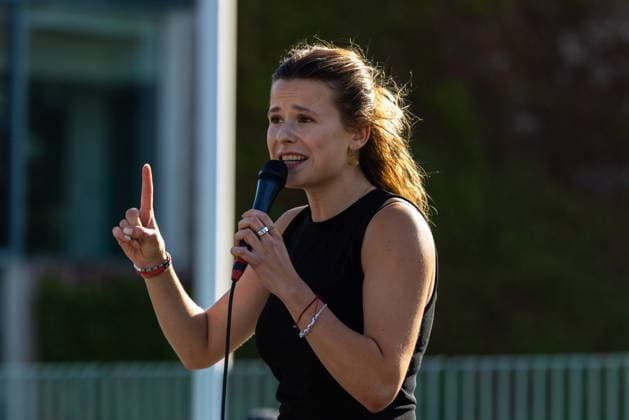 Fridays for Future Berlin - Hitzedemo. Deutschland, Berlin am 6. August 2026: Luisa Neubauer spricht auf der Bühne vor dem Kanzleramt zu den Demonstrationsteilnehmenden. Vor dem Kanzleramt protestieren Klimaaktivistinnen und Klimaaktivisten unter dem Motto Klimakrise eskaliert, Kanzler schweigt?!. Sie verlangen verstärkte Klimaschutzmaßnahmen, einen schnellen politischen Hitzeschutz sowie einen konsequenten Ausstieg aus fossilen Energien.