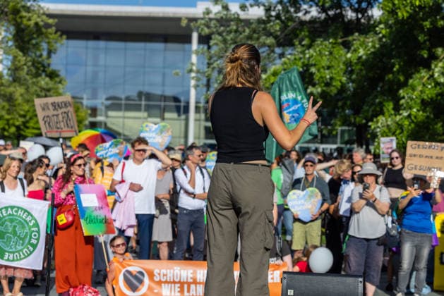 Fridays for Future Berlin - Hitzedemo. Deutschland, Berlin am 6. August 2026: Luisa Neubauer spricht auf der Bühne vor dem Kanzleramt zu den Demonstrationsteilnehmenden. Vor dem Kanzleramt protestieren Klimaaktivistinnen und Klimaaktivisten unter dem Motto Klimakrise eskaliert, Kanzler schweigt?!. Sie verlangen verstärkte Klimaschutzmaßnahmen, einen schnellen politischen Hitzeschutz sowie einen konsequenten Ausstieg aus fossilen Energien.