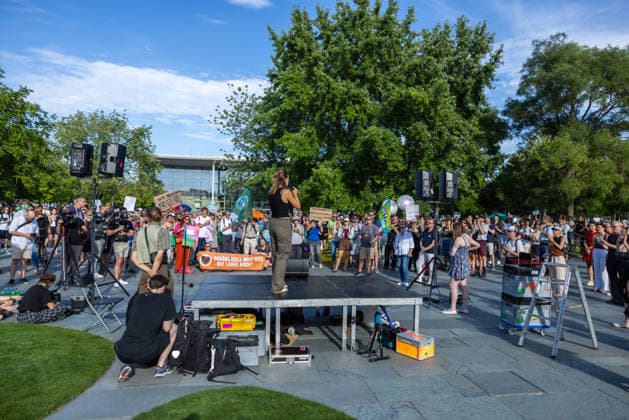 Fridays for Future Berlin - Hitzedemo. Deutschland, Berlin am 6. August 2026: Luisa Neubauer spricht auf der Bühne vor dem Kanzleramt zu den Demonstrationsteilnehmenden. Vor dem Kanzleramt protestieren Klimaaktivistinnen und Klimaaktivisten unter dem Motto Klimakrise eskaliert, Kanzler schweigt?!. Sie verlangen verstärkte Klimaschutzmaßnahmen, einen schnellen politischen Hitzeschutz sowie einen konsequenten Ausstieg aus fossilen Energien.