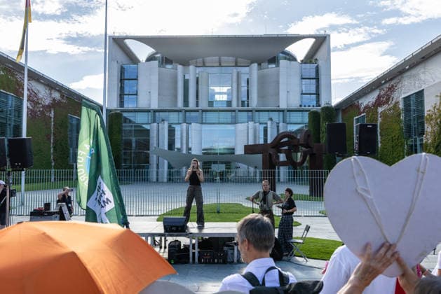 Fridays for Future Berlin - Hitzedemo. Deutschland, Berlin am 6. August 2026: Luisa Neubauer spricht auf der Bühne vor dem Kanzleramt zu den Demonstrationsteilnehmenden. Vor dem Kanzleramt protestieren Klimaaktivistinnen und Klimaaktivisten unter dem Motto Klimakrise eskaliert, Kanzler schweigt?!. Sie verlangen verstärkte Klimaschutzmaßnahmen, einen schnellen politischen Hitzeschutz sowie einen konsequenten Ausstieg aus fossilen Energien.