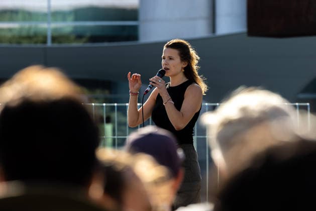 Fridays for Future Berlin - Hitzedemo. Deutschland, Berlin am 6. August 2026: Luisa Neubauer spricht auf der Bühne vor dem Kanzleramt zu den Demonstrationsteilnehmenden. Vor dem Kanzleramt protestieren Klimaaktivistinnen und Klimaaktivisten unter dem Motto Klimakrise eskaliert, Kanzler schweigt?!. Sie verlangen verstärkte Klimaschutzmaßnahmen, einen schnellen politischen Hitzeschutz sowie einen konsequenten Ausstieg aus fossilen Energien.