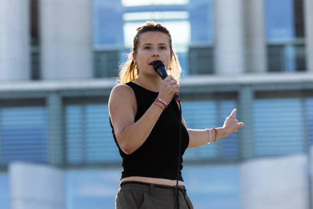 Fridays for Future Berlin - Hitzedemo. Deutschland, Berlin am 6. August 2026: Luisa Neubauer spricht auf der Bühne vor dem Kanzleramt zu den Demonstrationsteilnehmenden. Vor dem Kanzleramt protestieren Klimaaktivistinnen und Klimaaktivisten unter dem Motto Klimakrise eskaliert, Kanzler schweigt?!. Sie verlangen verstärkte Klimaschutzmaßnahmen, einen schnellen politischen Hitzeschutz sowie einen konsequenten Ausstieg aus fossilen Energien.