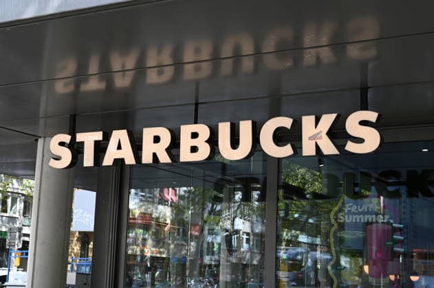 Logo, Schriftzug Starbucks, ein auf Kaffeeprodukte spezialisiertes, international tätiges US-amerikanisches Einzelhandelsunternehmen und Franchisegeber