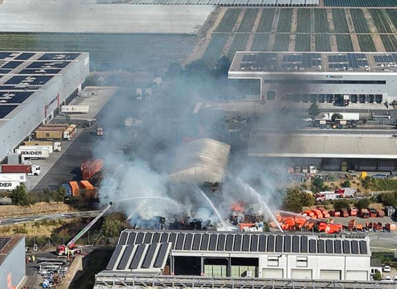Von Weitem sichtbar die Rauchentwicklung der Brandstelle bei Abfallentsorger Meinhardt - Gernsheim 06.08.2026: Brand bei Meinhardt