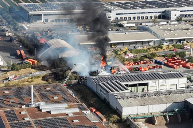 Von Weitem sichtbar die Rauchentwicklung der Brandstelle bei Abfallentsorger Meinhardt - Gernsheim 06.08.2026: Brand bei Meinhardt