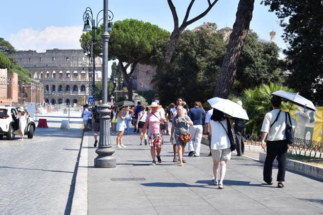 IPA87280469 - Rome, Spanish Steps: Tourists seek relief from the recent heat wave in the capital. Pictured: Tourists in Rome  Copyright: xVincenzoxLandix xVincenzoxLandix 87280469