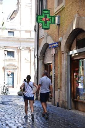 IPA87280440 - Rome, Spanish Steps: Tourists seek relief from the recent heat wave in the capital. Pictured: Tourists in Rome  Copyright: xVincenzoxLandix xVincenzoxLandix 87280440