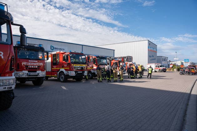 Großbrand in Entsorgungsbetrieb schwarze Rauchwolke kilometerweit sichtbar Am Donnerstagnachmittag, 06.08.2026, kam es gegen 16:20 Uhr zu einem Brand in einem Entsorgungsbetrieb im Gernsheimer Industriegebiet. Das Feuer breitete sich schnell aus. Eine große schwarze Rauchwolke stand über der Einsatzstelle und war kilometerweit sichtbar. Die Feuerwehren der Umgebung waren im Großeinsatz. Aufgrund der Löscharbeiten war die Bundesstraße 44 zwischen der Bundesstraße 426 und der Landstraße 3361 voll gesperrt. Gernsheim Hessen Deutschland