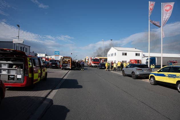 Großbrand in Entsorgungsbetrieb schwarze Rauchwolke kilometerweit sichtbar Am Donnerstagnachmittag, 06.08.2026, kam es gegen 16:20 Uhr zu einem Brand in einem Entsorgungsbetrieb im Gernsheimer Industriegebiet. Das Feuer breitete sich schnell aus. Eine große schwarze Rauchwolke stand über der Einsatzstelle und war kilometerweit sichtbar. Die Feuerwehren der Umgebung waren im Großeinsatz. Aufgrund der Löscharbeiten war die Bundesstraße 44 zwischen der Bundesstraße 426 und der Landstraße 3361 voll gesperrt. Gernsheim Hessen Deutschland