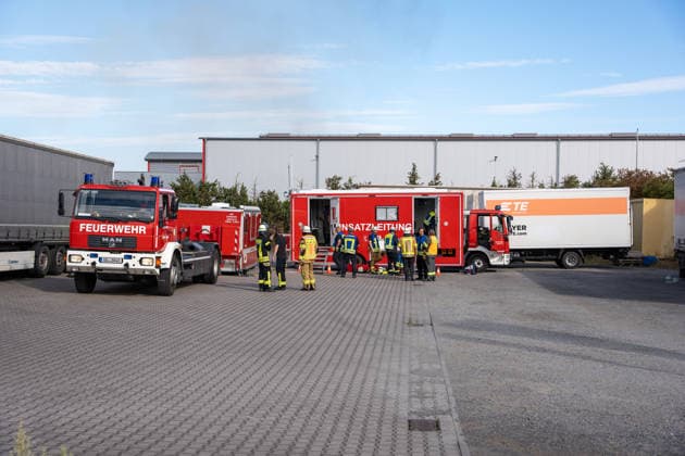 Großbrand in Entsorgungsbetrieb schwarze Rauchwolke kilometerweit sichtbar Am Donnerstagnachmittag, 06.08.2026, kam es gegen 16:20 Uhr zu einem Brand in einem Entsorgungsbetrieb im Gernsheimer Industriegebiet. Das Feuer breitete sich schnell aus. Eine große schwarze Rauchwolke stand über der Einsatzstelle und war kilometerweit sichtbar. Die Feuerwehren der Umgebung waren im Großeinsatz. Aufgrund der Löscharbeiten war die Bundesstraße 44 zwischen der Bundesstraße 426 und der Landstraße 3361 voll gesperrt. Gernsheim Hessen Deutschland