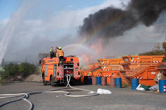 Großbrand in Entsorgungsbetrieb schwarze Rauchwolke kilometerweit sichtbar Am Donnerstagnachmittag, 06.08.2026, kam es gegen 16:20 Uhr zu einem Brand in einem Entsorgungsbetrieb im Gernsheimer Industriegebiet. Das Feuer breitete sich schnell aus. Eine große schwarze Rauchwolke stand über der Einsatzstelle und war kilometerweit sichtbar. Die Feuerwehren der Umgebung waren im Großeinsatz. Aufgrund der Löscharbeiten war die Bundesstraße 44 zwischen der Bundesstraße 426 und der Landstraße 3361 voll gesperrt. Gernsheim Hessen Deutschland