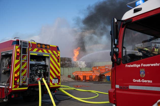 Großbrand in Entsorgungsbetrieb schwarze Rauchwolke kilometerweit sichtbar Am Donnerstagnachmittag, 06.08.2026, kam es gegen 16:20 Uhr zu einem Brand in einem Entsorgungsbetrieb im Gernsheimer Industriegebiet. Das Feuer breitete sich schnell aus. Eine große schwarze Rauchwolke stand über der Einsatzstelle und war kilometerweit sichtbar. Die Feuerwehren der Umgebung waren im Großeinsatz. Aufgrund der Löscharbeiten war die Bundesstraße 44 zwischen der Bundesstraße 426 und der Landstraße 3361 voll gesperrt. Gernsheim Hessen Deutschland