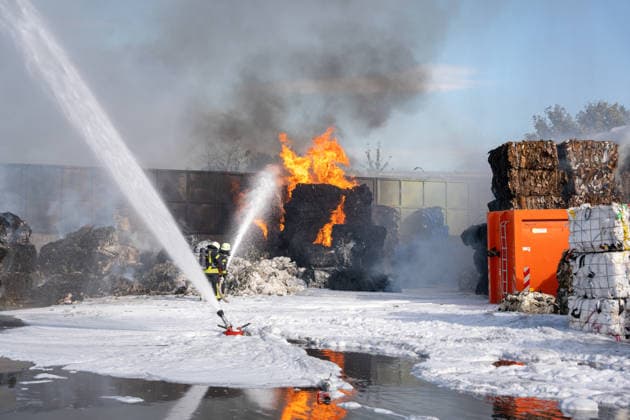 News Bilder des Tages Großbrand in Entsorgungsbetrieb schwarze Rauchwolke kilometerweit sichtbar Am Donnerstagnachmittag, 06.08.2026, kam es gegen 16:20 Uhr zu einem Brand in einem Entsorgungsbetrieb im Gernsheimer Industriegebiet. Das Feuer breitete sich schnell aus. Eine große schwarze Rauchwolke stand über der Einsatzstelle und war kilometerweit sichtbar. Die Feuerwehren der Umgebung waren im Großeinsatz. Aufgrund der Löscharbeiten war die Bundesstraße 44 zwischen der Bundesstraße 426 und der Landstraße 3361 voll gesperrt. Gernsheim Hessen Deutschland