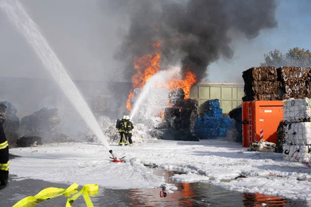 Großbrand in Entsorgungsbetrieb schwarze Rauchwolke kilometerweit sichtbar Am Donnerstagnachmittag, 06.08.2026, kam es gegen 16:20 Uhr zu einem Brand in einem Entsorgungsbetrieb im Gernsheimer Industriegebiet. Das Feuer breitete sich schnell aus. Eine große schwarze Rauchwolke stand über der Einsatzstelle und war kilometerweit sichtbar. Die Feuerwehren der Umgebung waren im Großeinsatz. Aufgrund der Löscharbeiten war die Bundesstraße 44 zwischen der Bundesstraße 426 und der Landstraße 3361 voll gesperrt. Gernsheim Hessen Deutschland