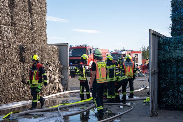 Großbrand in Entsorgungsbetrieb schwarze Rauchwolke kilometerweit sichtbar Am Donnerstagnachmittag, 06.08.2026, kam es gegen 16:20 Uhr zu einem Brand in einem Entsorgungsbetrieb im Gernsheimer Industriegebiet. Das Feuer breitete sich schnell aus. Eine große schwarze Rauchwolke stand über der Einsatzstelle und war kilometerweit sichtbar. Die Feuerwehren der Umgebung waren im Großeinsatz. Aufgrund der Löscharbeiten war die Bundesstraße 44 zwischen der Bundesstraße 426 und der Landstraße 3361 voll gesperrt. Gernsheim Hessen Deutschland