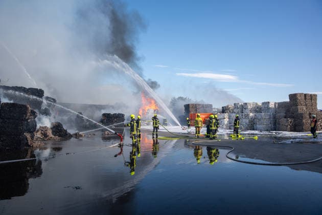 Großbrand in Entsorgungsbetrieb schwarze Rauchwolke kilometerweit sichtbar Am Donnerstagnachmittag, 06.08.2026, kam es gegen 16:20 Uhr zu einem Brand in einem Entsorgungsbetrieb im Gernsheimer Industriegebiet. Das Feuer breitete sich schnell aus. Eine große schwarze Rauchwolke stand über der Einsatzstelle und war kilometerweit sichtbar. Die Feuerwehren der Umgebung waren im Großeinsatz. Aufgrund der Löscharbeiten war die Bundesstraße 44 zwischen der Bundesstraße 426 und der Landstraße 3361 voll gesperrt. Gernsheim Hessen Deutschland