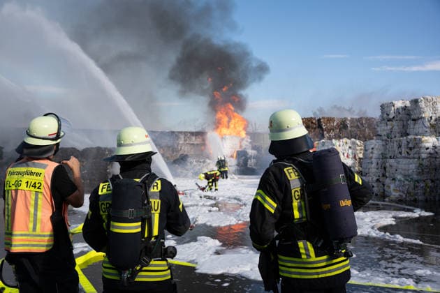 Großbrand in Entsorgungsbetrieb schwarze Rauchwolke kilometerweit sichtbar Am Donnerstagnachmittag, 06.08.2026, kam es gegen 16:20 Uhr zu einem Brand in einem Entsorgungsbetrieb im Gernsheimer Industriegebiet. Das Feuer breitete sich schnell aus. Eine große schwarze Rauchwolke stand über der Einsatzstelle und war kilometerweit sichtbar. Die Feuerwehren der Umgebung waren im Großeinsatz. Aufgrund der Löscharbeiten war die Bundesstraße 44 zwischen der Bundesstraße 426 und der Landstraße 3361 voll gesperrt. Gernsheim Hessen Deutschland