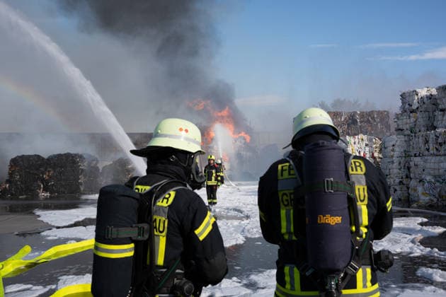 Großbrand in Entsorgungsbetrieb schwarze Rauchwolke kilometerweit sichtbar Am Donnerstagnachmittag, 06.08.2026, kam es gegen 16:20 Uhr zu einem Brand in einem Entsorgungsbetrieb im Gernsheimer Industriegebiet. Das Feuer breitete sich schnell aus. Eine große schwarze Rauchwolke stand über der Einsatzstelle und war kilometerweit sichtbar. Die Feuerwehren der Umgebung waren im Großeinsatz. Aufgrund der Löscharbeiten war die Bundesstraße 44 zwischen der Bundesstraße 426 und der Landstraße 3361 voll gesperrt. Gernsheim Hessen Deutschland