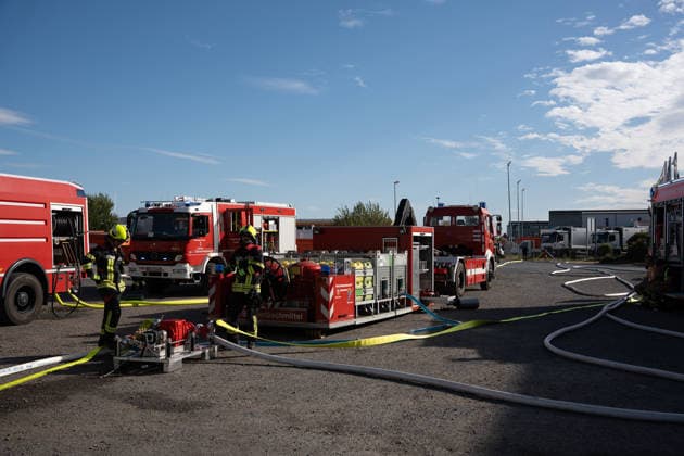 Großbrand in Entsorgungsbetrieb schwarze Rauchwolke kilometerweit sichtbar Am Donnerstagnachmittag, 06.08.2026, kam es gegen 16:20 Uhr zu einem Brand in einem Entsorgungsbetrieb im Gernsheimer Industriegebiet. Das Feuer breitete sich schnell aus. Eine große schwarze Rauchwolke stand über der Einsatzstelle und war kilometerweit sichtbar. Die Feuerwehren der Umgebung waren im Großeinsatz. Aufgrund der Löscharbeiten war die Bundesstraße 44 zwischen der Bundesstraße 426 und der Landstraße 3361 voll gesperrt. Gernsheim Hessen Deutschland