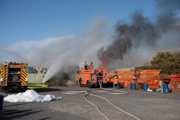 Großbrand in Entsorgungsbetrieb schwarze Rauchwolke kilometerweit sichtbar Am Donnerstagnachmittag, 06.08.2026, kam es gegen 16:20 Uhr zu einem Brand in einem Entsorgungsbetrieb im Gernsheimer Industriegebiet. Das Feuer breitete sich schnell aus. Eine große schwarze Rauchwolke stand über der Einsatzstelle und war kilometerweit sichtbar. Die Feuerwehren der Umgebung waren im Großeinsatz. Aufgrund der Löscharbeiten war die Bundesstraße 44 zwischen der Bundesstraße 426 und der Landstraße 3361 voll gesperrt. Gernsheim Hessen Deutschland