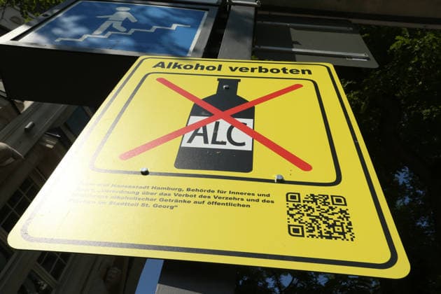 Ein Schild am Zugang zur U-Bahnstation Hauptbahnhof Nord weist darauf hin, dass der Konsum von Alkohol verboten ist. Das Verbot wurde inzwischen auf viele Straßen um den Hauptbahnhof in St. Georg ausgeweitet. St. Georg Hamburg