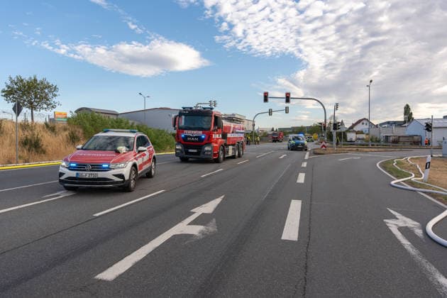 Großbrand in Entsorgungsbetrieb schwarze Rauchwolke kilometerweit sichtbar Am Donnerstagnachmittag, 06.08.2026, kam es gegen 16:20 Uhr zu einem Brand in einem Entsorgungsbetrieb im Gernsheimer Industriegebiet. Das Feuer breitete sich schnell aus. Eine große schwarze Rauchwolke stand über der Einsatzstelle und war kilometerweit sichtbar. Die Feuerwehren der Umgebung waren im Großeinsatz. Aufgrund der Löscharbeiten war die Bundesstraße 44 zwischen der Bundesstraße 426 und der Landstraße 3361 voll gesperrt. Gernsheim Hessen Deutschland