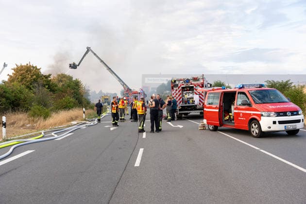 Großbrand in Entsorgungsbetrieb schwarze Rauchwolke kilometerweit sichtbar Am Donnerstagnachmittag, 06.08.2026, kam es gegen 16:20 Uhr zu einem Brand in einem Entsorgungsbetrieb im Gernsheimer Industriegebiet. Das Feuer breitete sich schnell aus. Eine große schwarze Rauchwolke stand über der Einsatzstelle und war kilometerweit sichtbar. Die Feuerwehren der Umgebung waren im Großeinsatz. Aufgrund der Löscharbeiten war die Bundesstraße 44 zwischen der Bundesstraße 426 und der Landstraße 3361 voll gesperrt. Gernsheim Hessen Deutschland