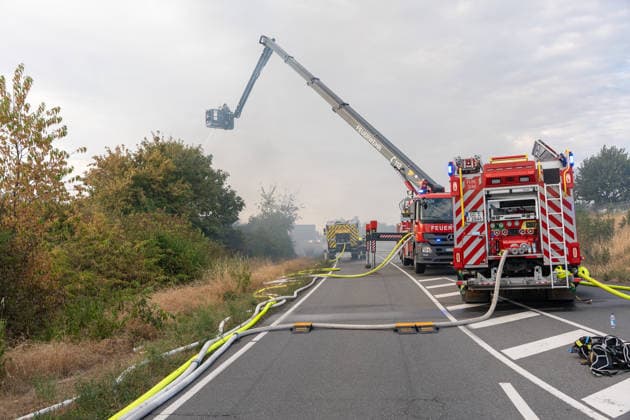 Großbrand in Entsorgungsbetrieb schwarze Rauchwolke kilometerweit sichtbar Am Donnerstagnachmittag, 06.08.2026, kam es gegen 16:20 Uhr zu einem Brand in einem Entsorgungsbetrieb im Gernsheimer Industriegebiet. Das Feuer breitete sich schnell aus. Eine große schwarze Rauchwolke stand über der Einsatzstelle und war kilometerweit sichtbar. Die Feuerwehren der Umgebung waren im Großeinsatz. Aufgrund der Löscharbeiten war die Bundesstraße 44 zwischen der Bundesstraße 426 und der Landstraße 3361 voll gesperrt. Gernsheim Hessen Deutschland