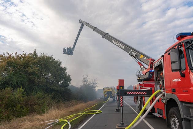 Großbrand in Entsorgungsbetrieb schwarze Rauchwolke kilometerweit sichtbar Am Donnerstagnachmittag, 06.08.2026, kam es gegen 16:20 Uhr zu einem Brand in einem Entsorgungsbetrieb im Gernsheimer Industriegebiet. Das Feuer breitete sich schnell aus. Eine große schwarze Rauchwolke stand über der Einsatzstelle und war kilometerweit sichtbar. Die Feuerwehren der Umgebung waren im Großeinsatz. Aufgrund der Löscharbeiten war die Bundesstraße 44 zwischen der Bundesstraße 426 und der Landstraße 3361 voll gesperrt. Gernsheim Hessen Deutschland