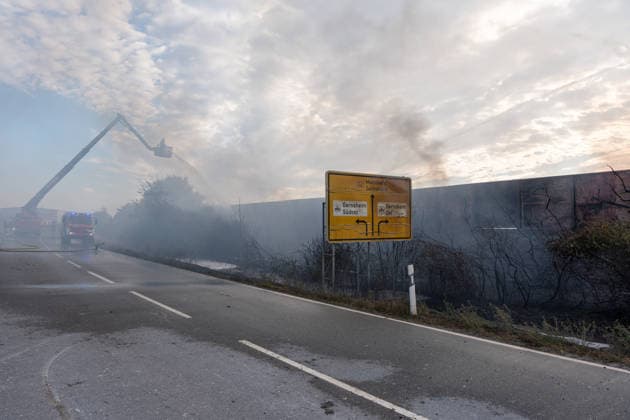 Großbrand in Entsorgungsbetrieb schwarze Rauchwolke kilometerweit sichtbar Am Donnerstagnachmittag, 06.08.2026, kam es gegen 16:20 Uhr zu einem Brand in einem Entsorgungsbetrieb im Gernsheimer Industriegebiet. Das Feuer breitete sich schnell aus. Eine große schwarze Rauchwolke stand über der Einsatzstelle und war kilometerweit sichtbar. Die Feuerwehren der Umgebung waren im Großeinsatz. Aufgrund der Löscharbeiten war die Bundesstraße 44 zwischen der Bundesstraße 426 und der Landstraße 3361 voll gesperrt. Gernsheim Hessen Deutschland