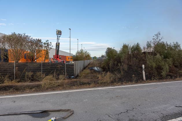 Großbrand in Entsorgungsbetrieb schwarze Rauchwolke kilometerweit sichtbar Am Donnerstagnachmittag, 06.08.2026, kam es gegen 16:20 Uhr zu einem Brand in einem Entsorgungsbetrieb im Gernsheimer Industriegebiet. Das Feuer breitete sich schnell aus. Eine große schwarze Rauchwolke stand über der Einsatzstelle und war kilometerweit sichtbar. Die Feuerwehren der Umgebung waren im Großeinsatz. Aufgrund der Löscharbeiten war die Bundesstraße 44 zwischen der Bundesstraße 426 und der Landstraße 3361 voll gesperrt. Gernsheim Hessen Deutschland