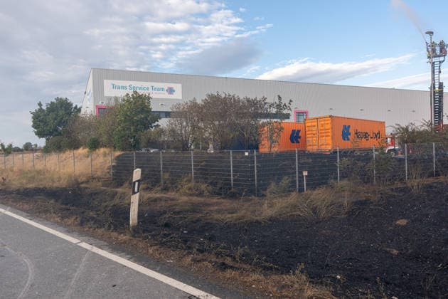 Großbrand in Entsorgungsbetrieb schwarze Rauchwolke kilometerweit sichtbar Am Donnerstagnachmittag, 06.08.2026, kam es gegen 16:20 Uhr zu einem Brand in einem Entsorgungsbetrieb im Gernsheimer Industriegebiet. Das Feuer breitete sich schnell aus. Eine große schwarze Rauchwolke stand über der Einsatzstelle und war kilometerweit sichtbar. Die Feuerwehren der Umgebung waren im Großeinsatz. Aufgrund der Löscharbeiten war die Bundesstraße 44 zwischen der Bundesstraße 426 und der Landstraße 3361 voll gesperrt. Gernsheim Hessen Deutschland
