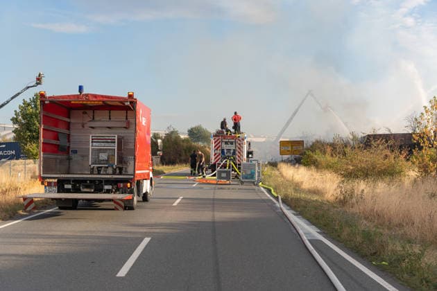 Großbrand in Entsorgungsbetrieb schwarze Rauchwolke kilometerweit sichtbar Am Donnerstagnachmittag, 06.08.2026, kam es gegen 16:20 Uhr zu einem Brand in einem Entsorgungsbetrieb im Gernsheimer Industriegebiet. Das Feuer breitete sich schnell aus. Eine große schwarze Rauchwolke stand über der Einsatzstelle und war kilometerweit sichtbar. Die Feuerwehren der Umgebung waren im Großeinsatz. Aufgrund der Löscharbeiten war die Bundesstraße 44 zwischen der Bundesstraße 426 und der Landstraße 3361 voll gesperrt. Gernsheim Hessen Deutschland