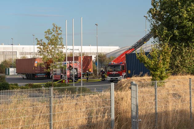 Großbrand in Entsorgungsbetrieb schwarze Rauchwolke kilometerweit sichtbar Am Donnerstagnachmittag, 06.08.2026, kam es gegen 16:20 Uhr zu einem Brand in einem Entsorgungsbetrieb im Gernsheimer Industriegebiet. Das Feuer breitete sich schnell aus. Eine große schwarze Rauchwolke stand über der Einsatzstelle und war kilometerweit sichtbar. Die Feuerwehren der Umgebung waren im Großeinsatz. Aufgrund der Löscharbeiten war die Bundesstraße 44 zwischen der Bundesstraße 426 und der Landstraße 3361 voll gesperrt. Gernsheim Hessen Deutschland