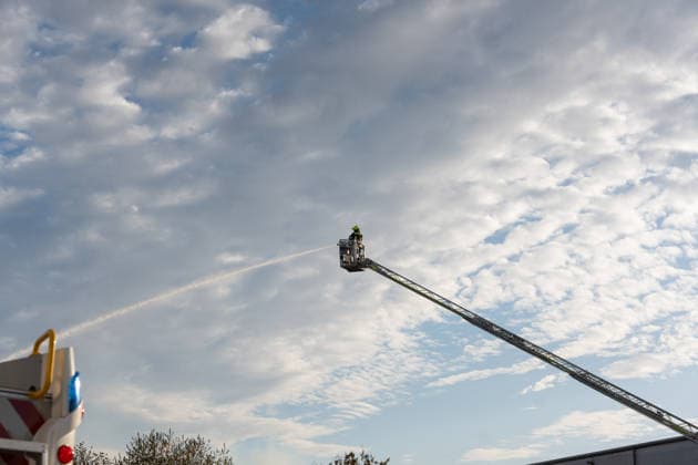 Großbrand in Entsorgungsbetrieb schwarze Rauchwolke kilometerweit sichtbar Am Donnerstagnachmittag, 06.08.2026, kam es gegen 16:20 Uhr zu einem Brand in einem Entsorgungsbetrieb im Gernsheimer Industriegebiet. Das Feuer breitete sich schnell aus. Eine große schwarze Rauchwolke stand über der Einsatzstelle und war kilometerweit sichtbar. Die Feuerwehren der Umgebung waren im Großeinsatz. Aufgrund der Löscharbeiten war die Bundesstraße 44 zwischen der Bundesstraße 426 und der Landstraße 3361 voll gesperrt. Gernsheim Hessen Deutschland