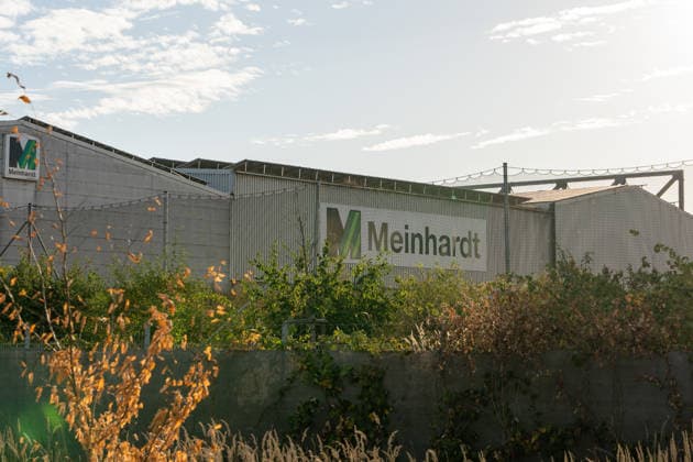 Großbrand in Entsorgungsbetrieb schwarze Rauchwolke kilometerweit sichtbar Am Donnerstagnachmittag, 06.08.2026, kam es gegen 16:20 Uhr zu einem Brand in einem Entsorgungsbetrieb im Gernsheimer Industriegebiet. Das Feuer breitete sich schnell aus. Eine große schwarze Rauchwolke stand über der Einsatzstelle und war kilometerweit sichtbar. Die Feuerwehren der Umgebung waren im Großeinsatz. Aufgrund der Löscharbeiten war die Bundesstraße 44 zwischen der Bundesstraße 426 und der Landstraße 3361 voll gesperrt. Gernsheim Hessen Deutschland