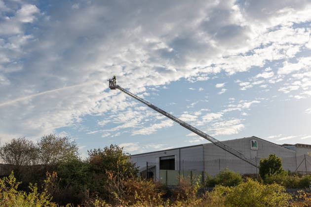 Großbrand in Entsorgungsbetrieb schwarze Rauchwolke kilometerweit sichtbar Am Donnerstagnachmittag, 06.08.2026, kam es gegen 16:20 Uhr zu einem Brand in einem Entsorgungsbetrieb im Gernsheimer Industriegebiet. Das Feuer breitete sich schnell aus. Eine große schwarze Rauchwolke stand über der Einsatzstelle und war kilometerweit sichtbar. Die Feuerwehren der Umgebung waren im Großeinsatz. Aufgrund der Löscharbeiten war die Bundesstraße 44 zwischen der Bundesstraße 426 und der Landstraße 3361 voll gesperrt. Gernsheim Hessen Deutschland