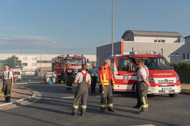 Großbrand in Entsorgungsbetrieb schwarze Rauchwolke kilometerweit sichtbar Am Donnerstagnachmittag, 06.08.2026, kam es gegen 16:20 Uhr zu einem Brand in einem Entsorgungsbetrieb im Gernsheimer Industriegebiet. Das Feuer breitete sich schnell aus. Eine große schwarze Rauchwolke stand über der Einsatzstelle und war kilometerweit sichtbar. Die Feuerwehren der Umgebung waren im Großeinsatz. Aufgrund der Löscharbeiten war die Bundesstraße 44 zwischen der Bundesstraße 426 und der Landstraße 3361 voll gesperrt. Gernsheim Hessen Deutschland