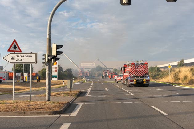 Großbrand in Entsorgungsbetrieb schwarze Rauchwolke kilometerweit sichtbar Am Donnerstagnachmittag, 06.08.2026, kam es gegen 16:20 Uhr zu einem Brand in einem Entsorgungsbetrieb im Gernsheimer Industriegebiet. Das Feuer breitete sich schnell aus. Eine große schwarze Rauchwolke stand über der Einsatzstelle und war kilometerweit sichtbar. Die Feuerwehren der Umgebung waren im Großeinsatz. Aufgrund der Löscharbeiten war die Bundesstraße 44 zwischen der Bundesstraße 426 und der Landstraße 3361 voll gesperrt. Gernsheim Hessen Deutschland