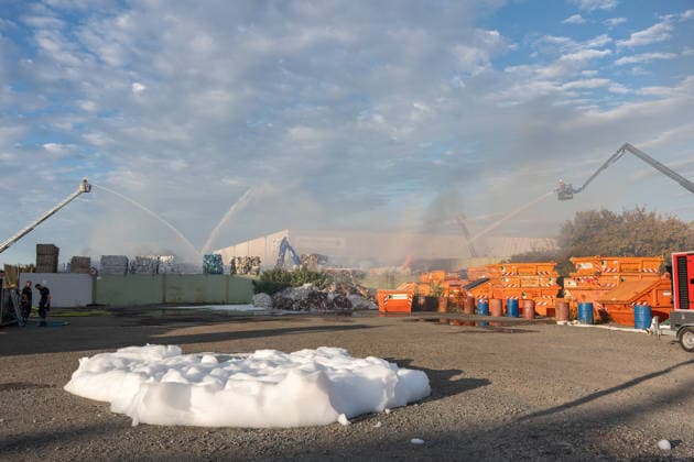 Großbrand in Entsorgungsbetrieb schwarze Rauchwolke kilometerweit sichtbar Am Donnerstagnachmittag, 06.08.2026, kam es gegen 16:20 Uhr zu einem Brand in einem Entsorgungsbetrieb im Gernsheimer Industriegebiet. Das Feuer breitete sich schnell aus. Eine große schwarze Rauchwolke stand über der Einsatzstelle und war kilometerweit sichtbar. Die Feuerwehren der Umgebung waren im Großeinsatz. Aufgrund der Löscharbeiten war die Bundesstraße 44 zwischen der Bundesstraße 426 und der Landstraße 3361 voll gesperrt. Gernsheim Hessen Deutschland