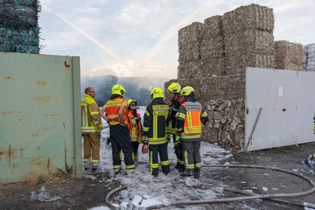 Großbrand in Entsorgungsbetrieb schwarze Rauchwolke kilometerweit sichtbar Am Donnerstagnachmittag, 06.08.2026, kam es gegen 16:20 Uhr zu einem Brand in einem Entsorgungsbetrieb im Gernsheimer Industriegebiet. Das Feuer breitete sich schnell aus. Eine große schwarze Rauchwolke stand über der Einsatzstelle und war kilometerweit sichtbar. Die Feuerwehren der Umgebung waren im Großeinsatz. Aufgrund der Löscharbeiten war die Bundesstraße 44 zwischen der Bundesstraße 426 und der Landstraße 3361 voll gesperrt. Gernsheim Hessen Deutschland