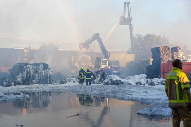 Großbrand in Entsorgungsbetrieb schwarze Rauchwolke kilometerweit sichtbar Am Donnerstagnachmittag, 06.08.2026, kam es gegen 16:20 Uhr zu einem Brand in einem Entsorgungsbetrieb im Gernsheimer Industriegebiet. Das Feuer breitete sich schnell aus. Eine große schwarze Rauchwolke stand über der Einsatzstelle und war kilometerweit sichtbar. Die Feuerwehren der Umgebung waren im Großeinsatz. Aufgrund der Löscharbeiten war die Bundesstraße 44 zwischen der Bundesstraße 426 und der Landstraße 3361 voll gesperrt. Gernsheim Hessen Deutschland
