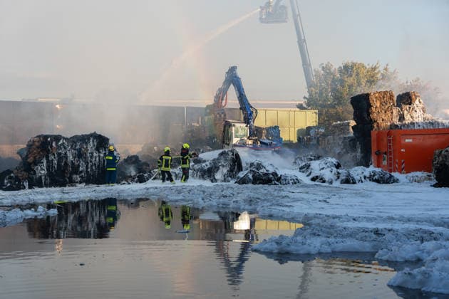 Großbrand in Entsorgungsbetrieb schwarze Rauchwolke kilometerweit sichtbar Am Donnerstagnachmittag, 06.08.2026, kam es gegen 16:20 Uhr zu einem Brand in einem Entsorgungsbetrieb im Gernsheimer Industriegebiet. Das Feuer breitete sich schnell aus. Eine große schwarze Rauchwolke stand über der Einsatzstelle und war kilometerweit sichtbar. Die Feuerwehren der Umgebung waren im Großeinsatz. Aufgrund der Löscharbeiten war die Bundesstraße 44 zwischen der Bundesstraße 426 und der Landstraße 3361 voll gesperrt. Gernsheim Hessen Deutschland
