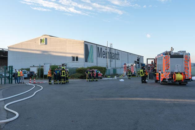 Großbrand in Entsorgungsbetrieb schwarze Rauchwolke kilometerweit sichtbar Am Donnerstagnachmittag, 06.08.2026, kam es gegen 16:20 Uhr zu einem Brand in einem Entsorgungsbetrieb im Gernsheimer Industriegebiet. Das Feuer breitete sich schnell aus. Eine große schwarze Rauchwolke stand über der Einsatzstelle und war kilometerweit sichtbar. Die Feuerwehren der Umgebung waren im Großeinsatz. Aufgrund der Löscharbeiten war die Bundesstraße 44 zwischen der Bundesstraße 426 und der Landstraße 3361 voll gesperrt. Gernsheim Hessen Deutschland