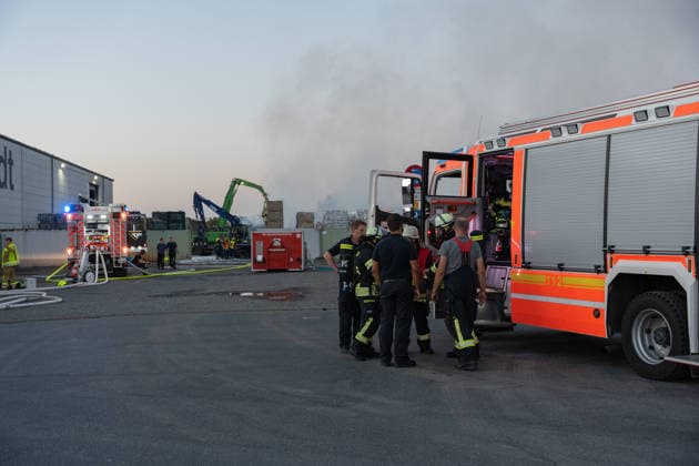 Großbrand in Entsorgungsbetrieb schwarze Rauchwolke kilometerweit sichtbar Am Donnerstagnachmittag, 06.08.2026, kam es gegen 16:20 Uhr zu einem Brand in einem Entsorgungsbetrieb im Gernsheimer Industriegebiet. Das Feuer breitete sich schnell aus. Eine große schwarze Rauchwolke stand über der Einsatzstelle und war kilometerweit sichtbar. Die Feuerwehren der Umgebung waren im Großeinsatz. Aufgrund der Löscharbeiten war die Bundesstraße 44 zwischen der Bundesstraße 426 und der Landstraße 3361 voll gesperrt. Gernsheim Hessen Deutschland